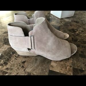 Naturalizer Shooties—-Women’s Size 9 M